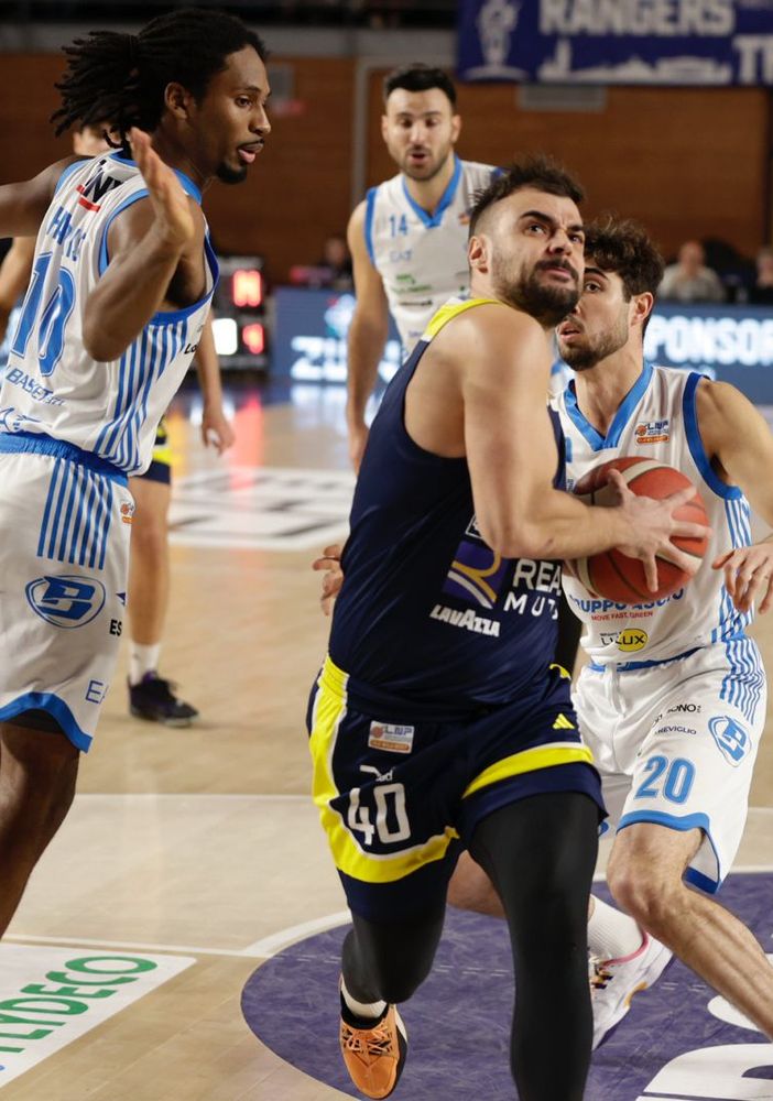giocatori di basket in azione