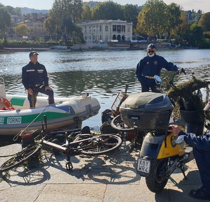 Altre cinque bicilette e uno scooter recuperate nelle acque del Po