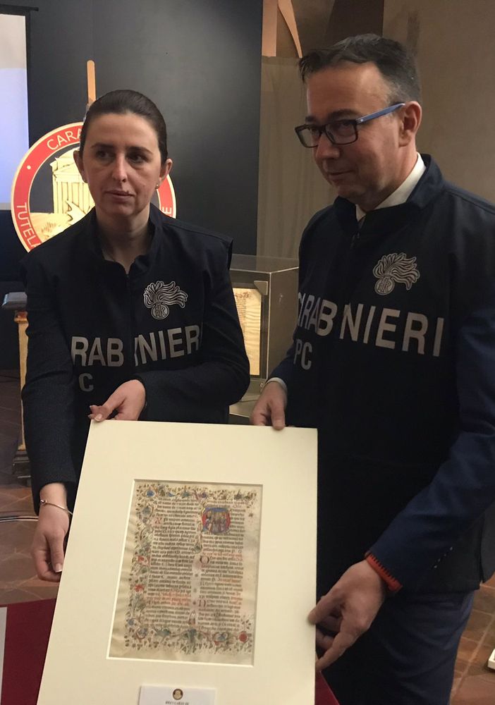 due carabinieri con il reperto recuperato