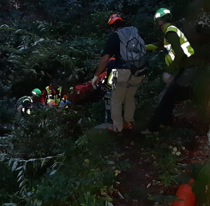 Villarfocchiardo, cercatore di funghi muore precipitando in una scarpata