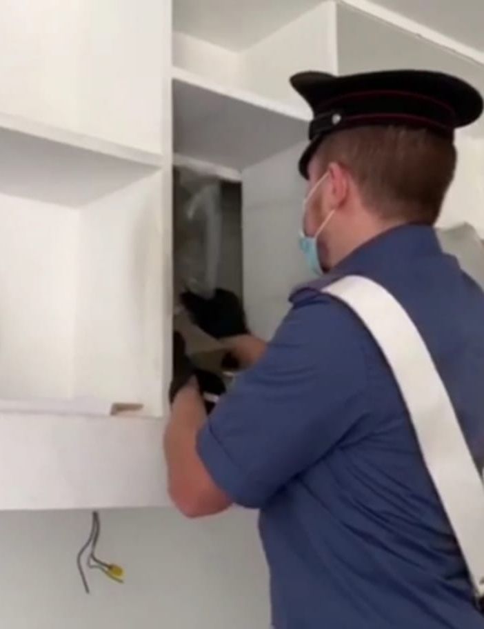 Fissa una libreria e inizia a sudare, i carabinieri la smontano e trovano nascosti 10 kg di droga [VIDEO]
