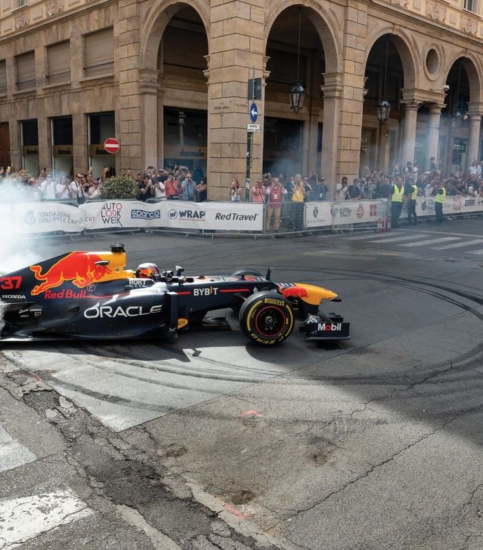 auto di formula uno in via Roma