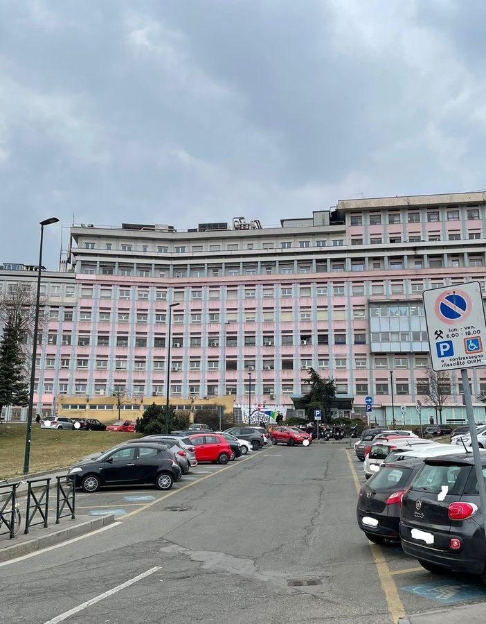 Miracolo a Torino, bimba cade dal quinto piano: un passante eroe la prende al volo e la salva