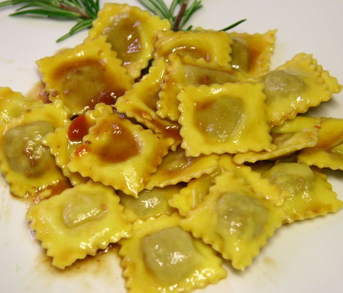 agnolotti e panettone - foto d'archivio