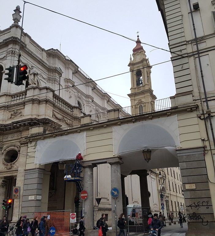 Reti anti piccione in via Po: una bruttura che non sfugge ai passanti (FOTO)