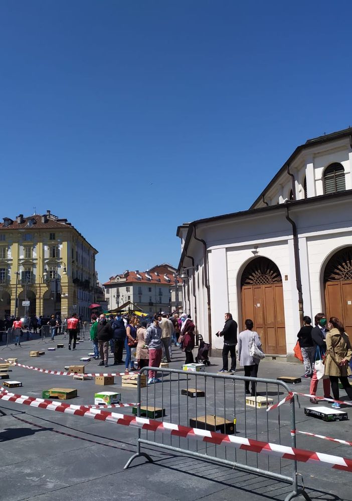 Il mercato di Porta Palazzo con le misure anti-Covid
