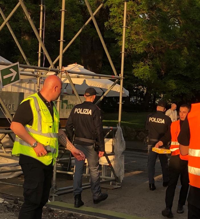 La quarta serata dal vivo dell'Eurovillage scandita dalla ricerca di un bimbo greco, che si è perso al Valentino