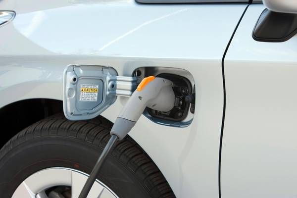 Rete di ricarica per veicoli elettrici: il bando raccoglie l'interesse degli operatori