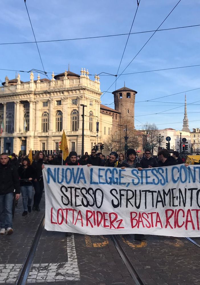 La protesta rider paralizza il centro di Torino: “Stop allo sfruttamento” [VIDEO]