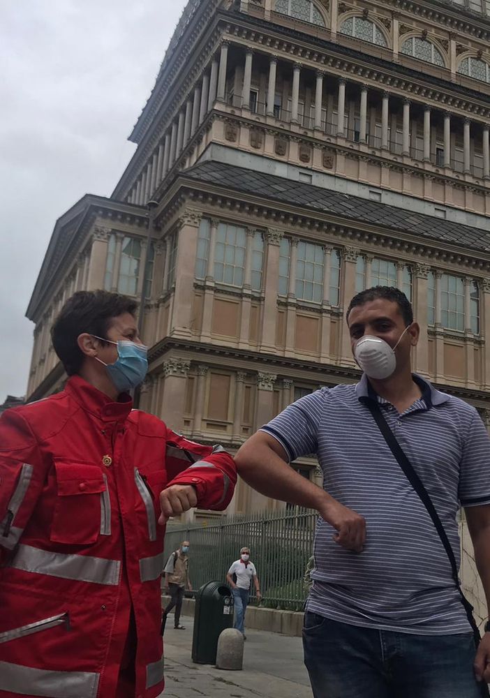 Mahmoud, il rider che ha donato 1000 mascherine alla Croce Rossa: Dobbiamo dare una mano all’Italia, tutti insieme” [VIDEO]