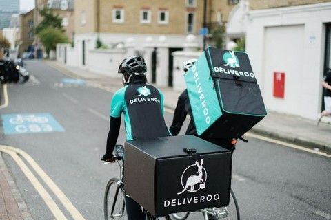 rider Deliveroo in bicicletta