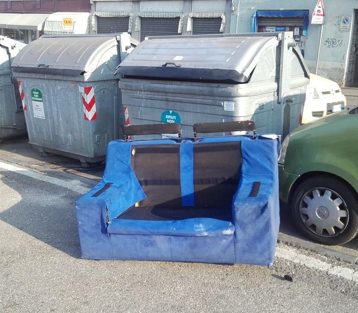 Incivili in azione ad Aurora, rifiuti ingombranti abbandonati accanto ai bidoni della spazzatura