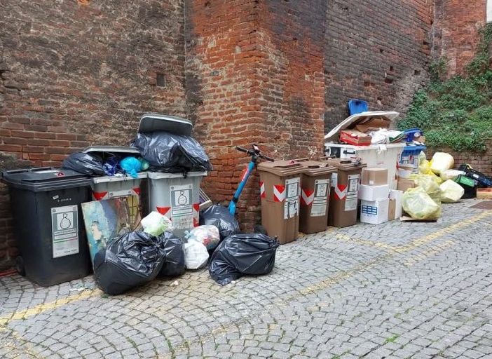Moncalieri fa ancora i conti con gli incivili e i 'furbetti dei rifiuti'