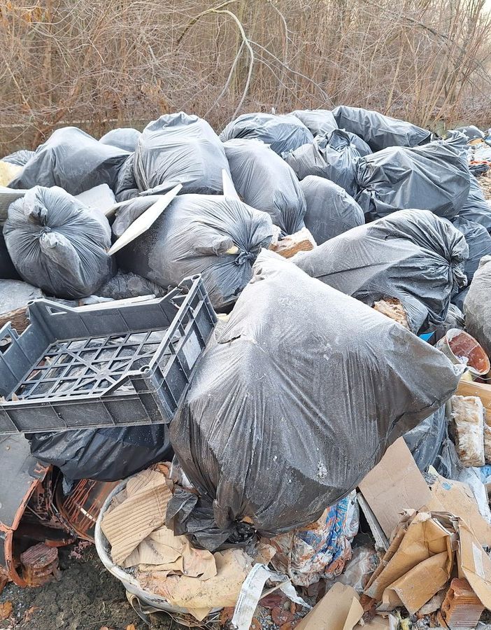 Via Germagnano trasformata in discarica a cielo aperto
