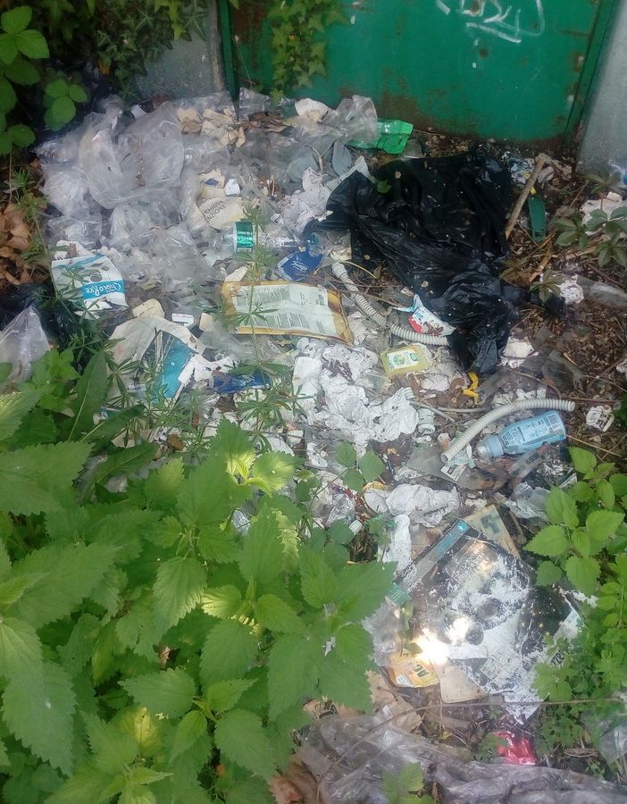 Slalom tra i rifiuti abbandonati, in via Lucento regna il degrado: la protesta dei cittadini