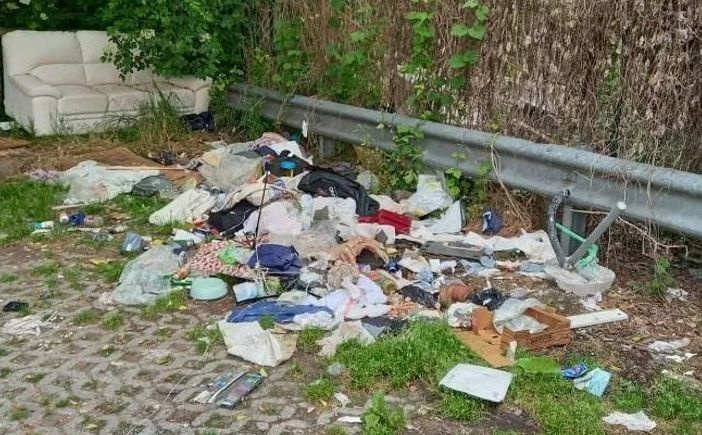 A Nichelino una discarica a cielo aperto nell'area di fronte a I Viali