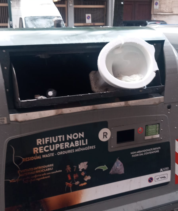 water nel bidone della differeniata