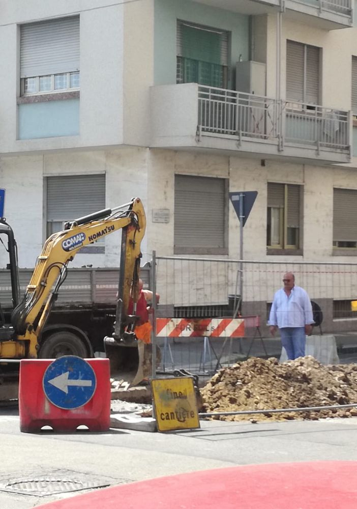 Lavori in corso, sta per sparire la buca che si era creata vicino al Fila