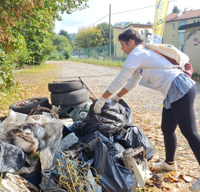 Circa cento volontari hanno ripulito le sponde del Po nella zona del Meisino