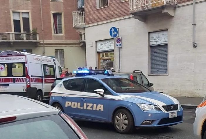 Auto della polizia e ambulanza dopo una rissa a Barriera di Milano