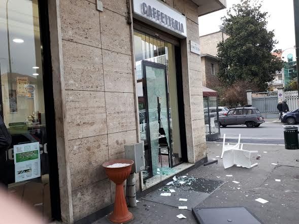 Lite a Parella, in frantumi la vetrina di un bar