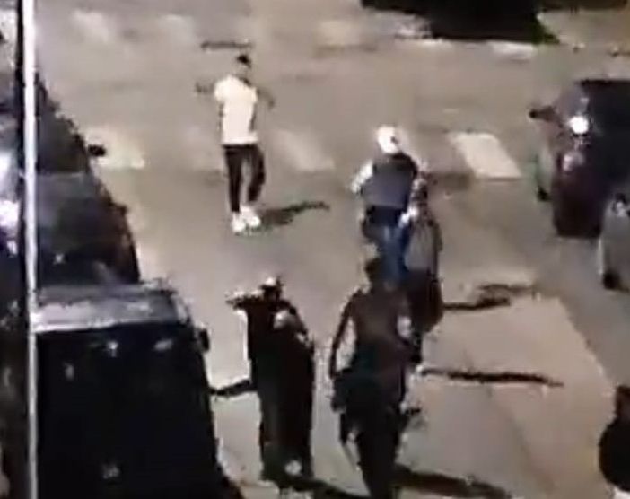 Risse nella notte ad Aurora: botte tra ragazzi a pochi passi dall'omicidio di corso Giulio [VIDEO]