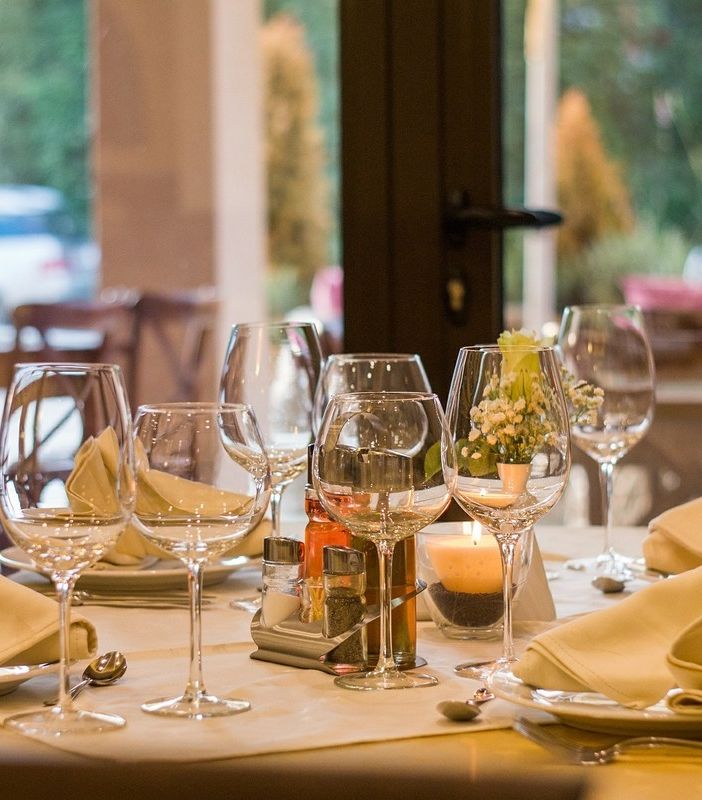 tavolo di ristorante apparecchiato