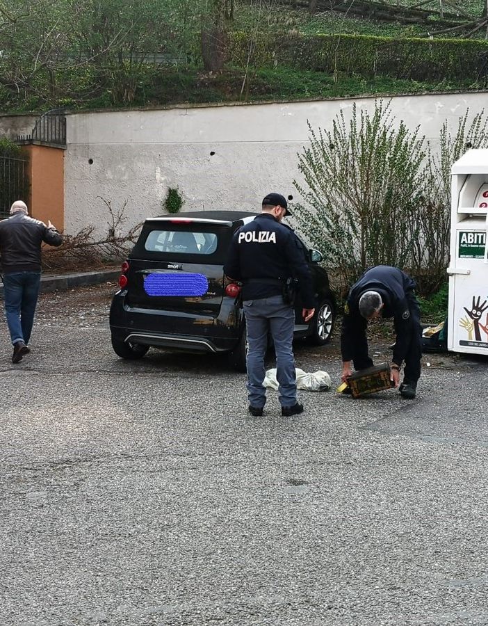 forze dell'ordine con una valigia abbandonata