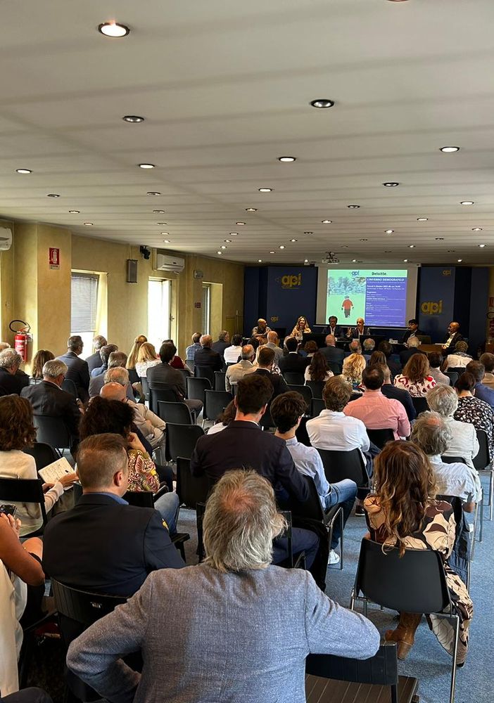 Riunione di persone in sala convegni