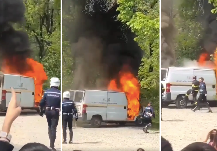 Rivoli, la dimostrazione dei vigili del fuoco è un disastro: il mezzo prende fuoco davanti ai bambini