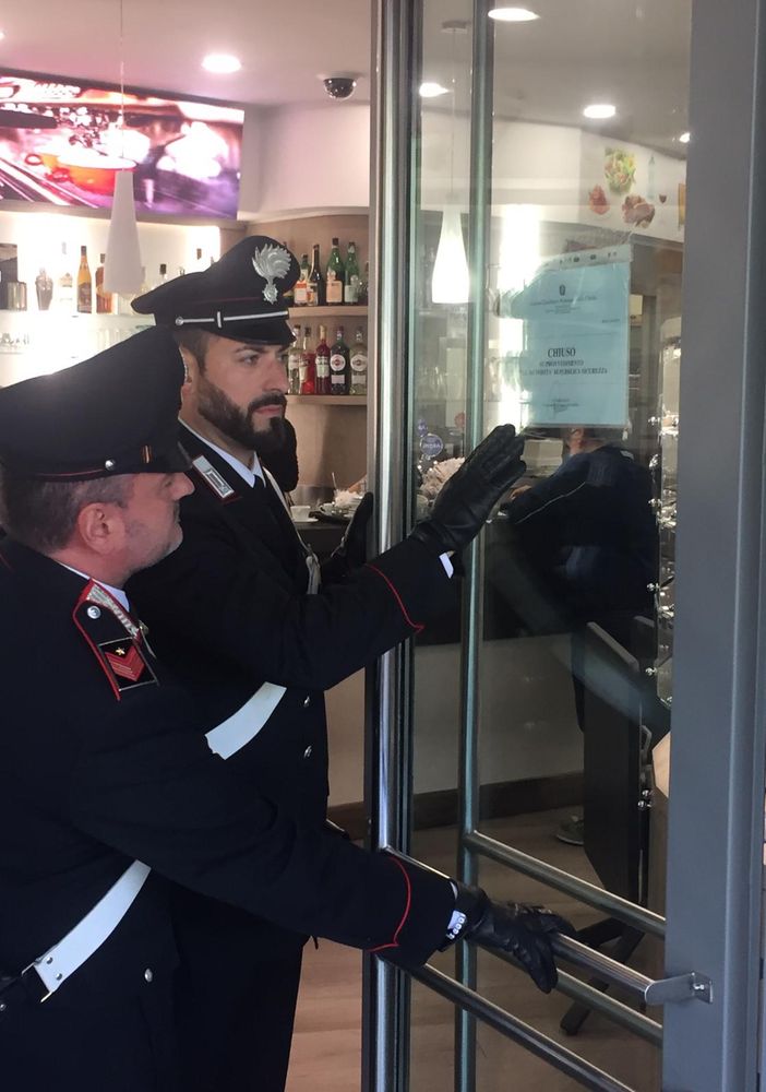 immagine di repertorio di bar chiuso dai carabinieri