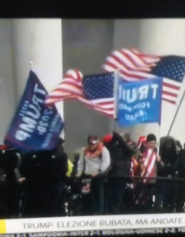 Manifestanti hanno assaltato il parlamento americano