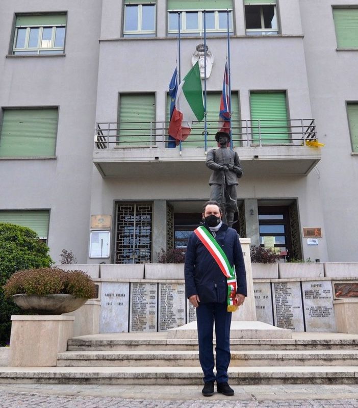 Il sindaco Montà davanti al municipio