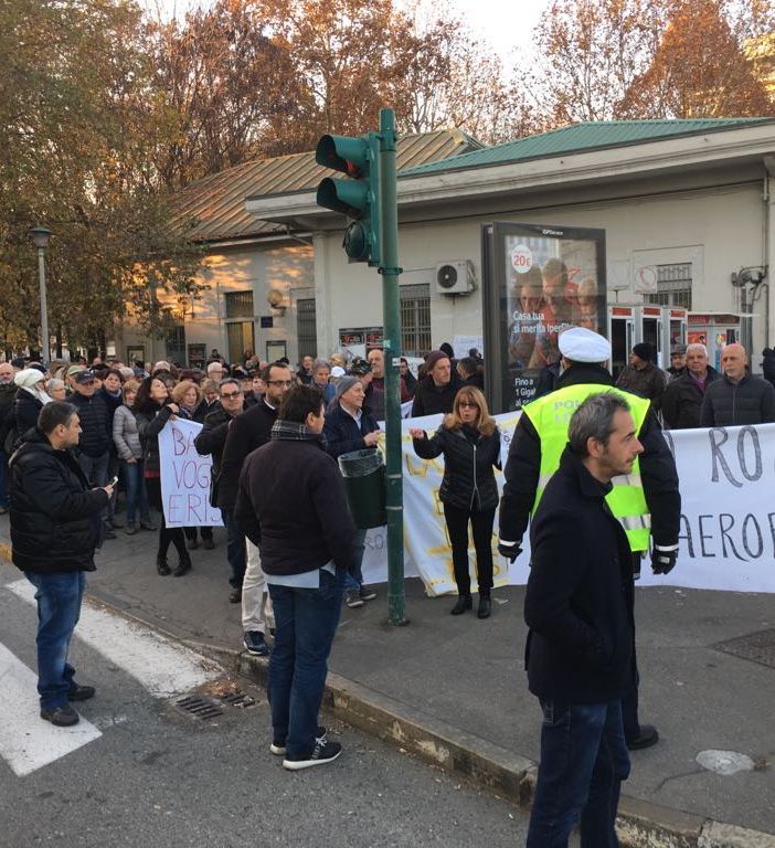 Forza nuova in piazza con i cittadini contro i roghi nei campi rom