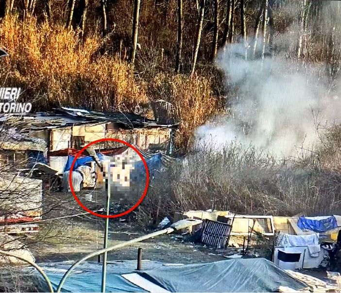 Incendio di rifiuti in via Germagnano vicino al campo rom: un arresto (VIDEO)