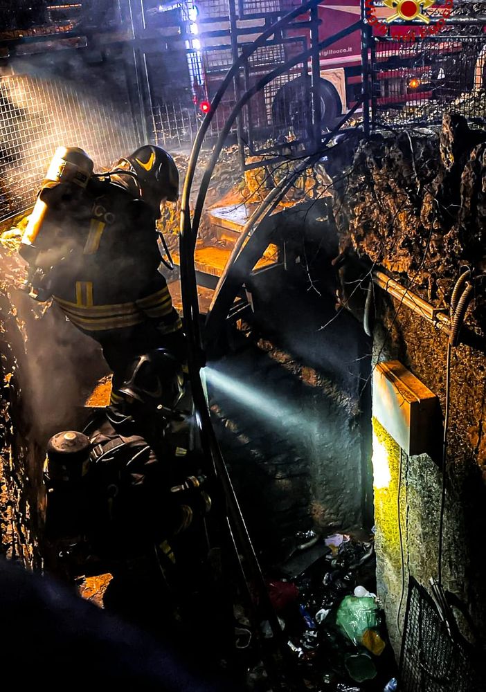 A fuoco un locale all'inizio di corso Vittorio: Vigili del fuoco in azione