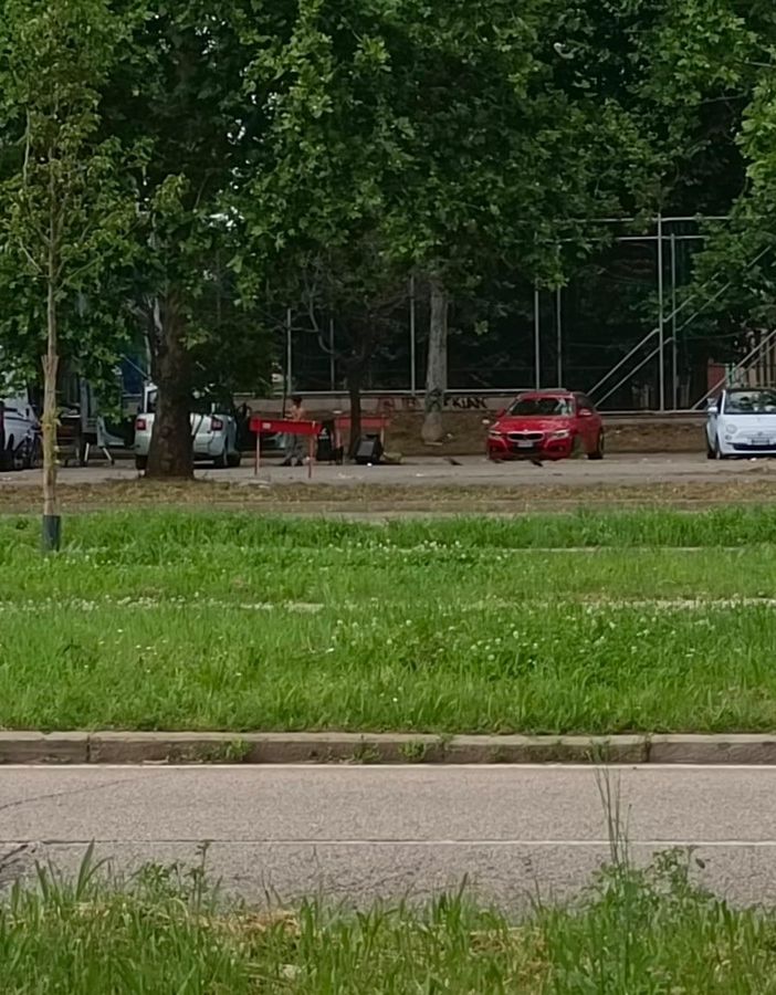 In corso Tazzoli tornano i camper dei rom: &quot;Hanno piazzato i barbecue. Se ti avvicini, ti insultano&quot;