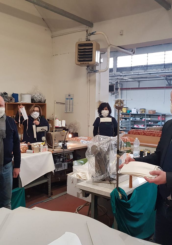 Collegno, la Rostagno riconverte parte del laboratorio per produrre mascherine