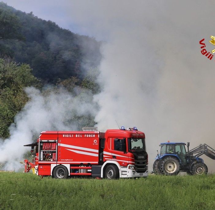 Villar Focchiardo, a fuoco delle rotoballe accanto a una cascina agricola: in corso l'intervento dei vigili del fuoco