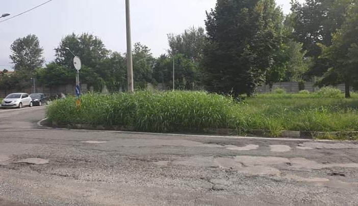 Erba alta e strada dissestata: “La rotonda di via Terni non è sicura”