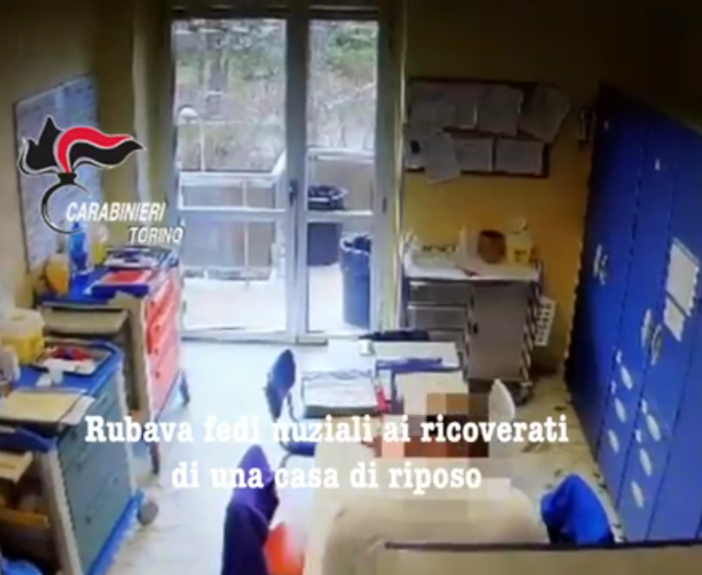 Rubava le fedi nuziali dei pazienti ospiti della casa di cura: nei guai un oss di 49 anni (VIDEO)