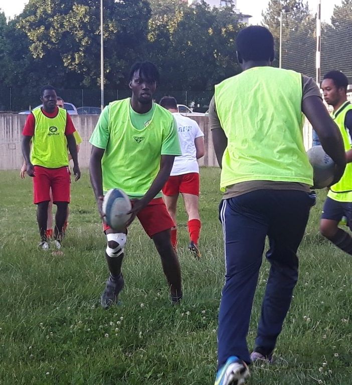 Ad Alpignano scende in campo la solidarietà: rugby tra migranti e cittadini