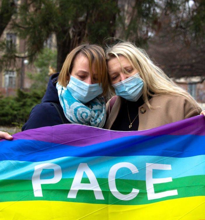 due persone unite sotto la bandiera della Pace
