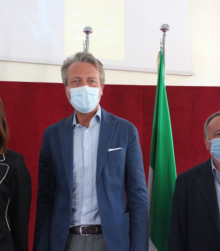 Assessore sacco e altre persone