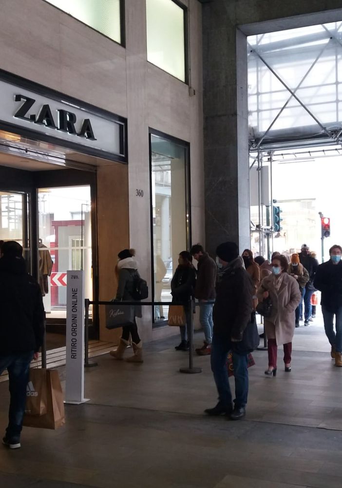 Code nel centro di Torino saldi invernali