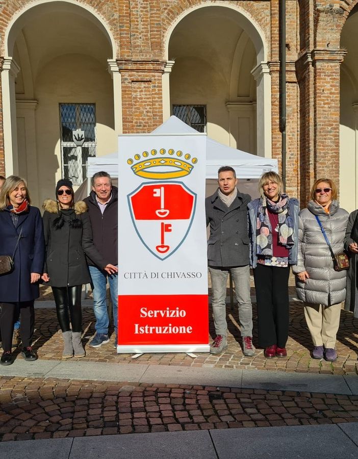 persone in piazza
