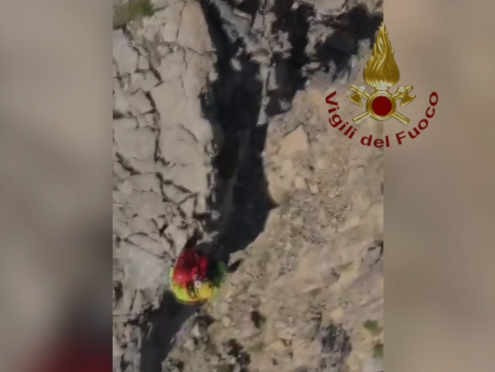 elicottero dei vigili del fuoco in azione in quota