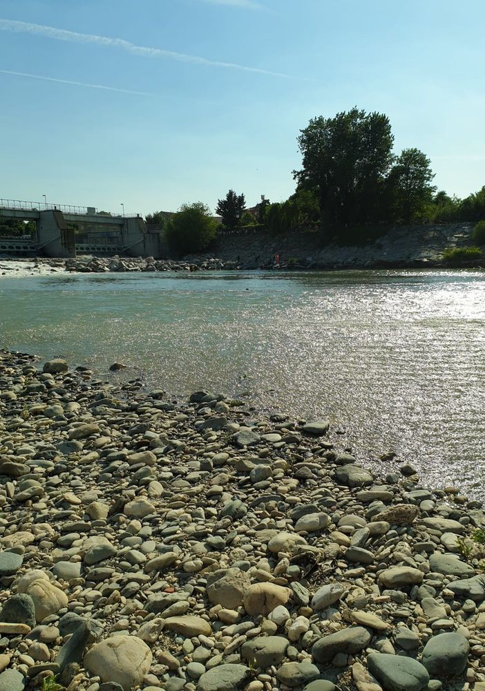 Due ragazzi finiscono nel fiume per recuperare uno zaino: li salvano i vigili del fuoco