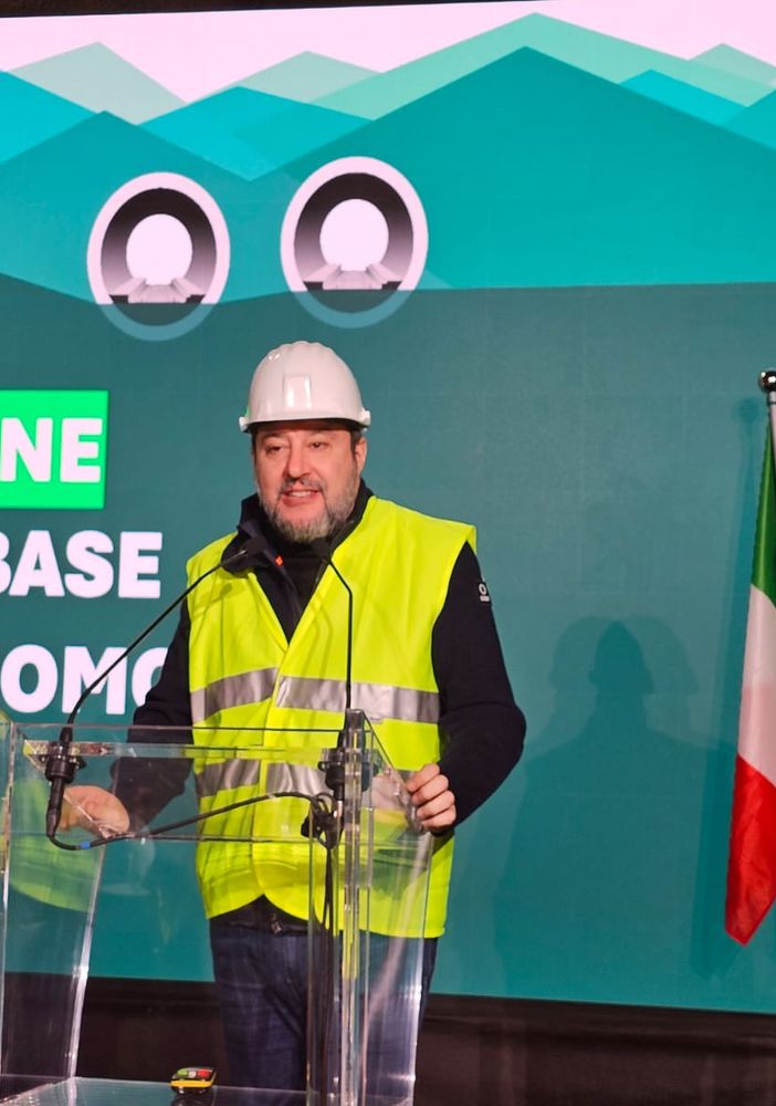 Salvini dà il via ai lavori del tunnel Tav: &quot;Come ponte sullo Stretto pronto nel 2032. In arrivo altri milioni per Valsusa&quot;