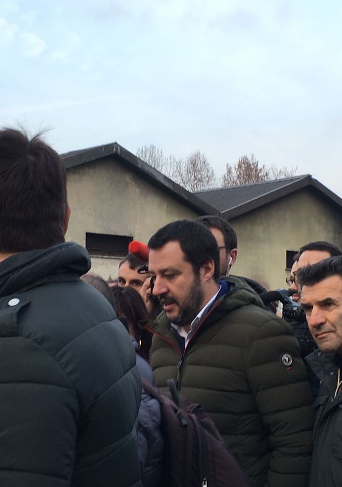 Matteo Salvini in via Germagnano a Torino: &quot;Chiuderemo il campo rom&quot; (FOTO E VIDEO)
